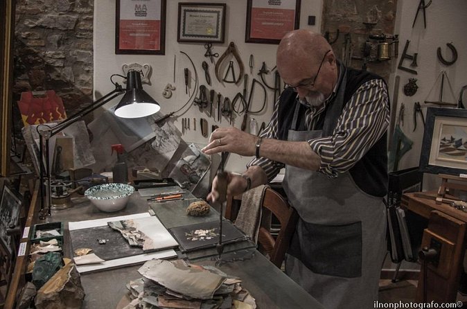 Florence Artisan tour - Stop 3: Scuola del Cuoio S.r.l.—leather craftsmanship with ticket included