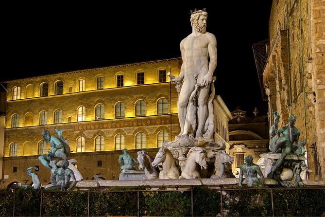 Florence Evening Walking Tour: Stories of Power, Love & Betrayal - Your start point: Piazza degli Strozzi and the Palazzo Strozzi power showdown