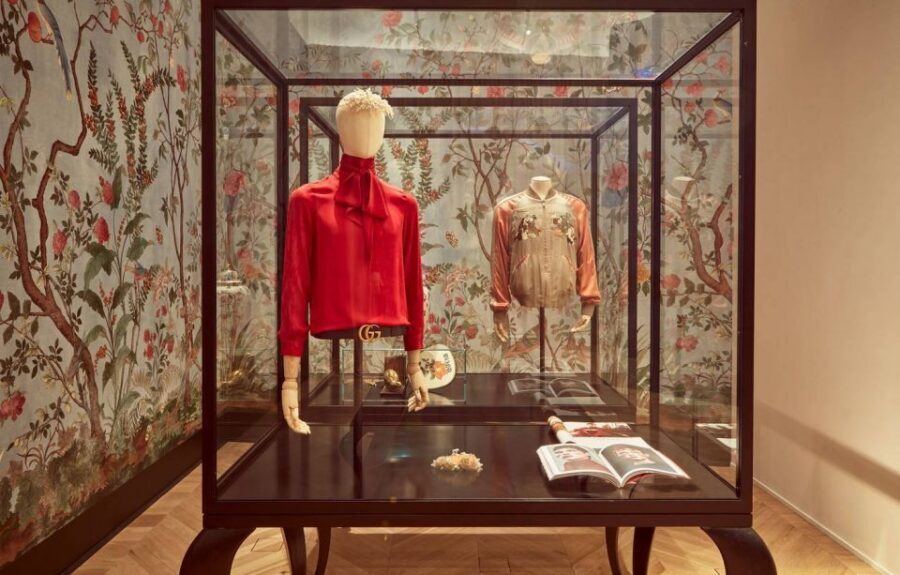Florence: Fashion Private Tour with Museum Visits - Piazza della Signoria: Short Stop, Big Florence Energy