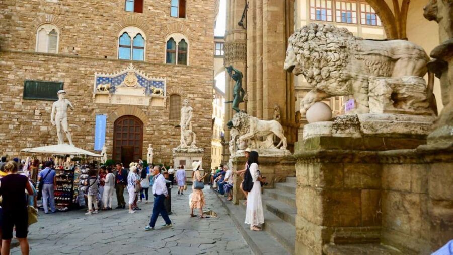 Florence Foodies Tour: Savor Tuscan Flavors & Fine Wine - The enoteca stop: fettunta and olive oil with Chianti vibes