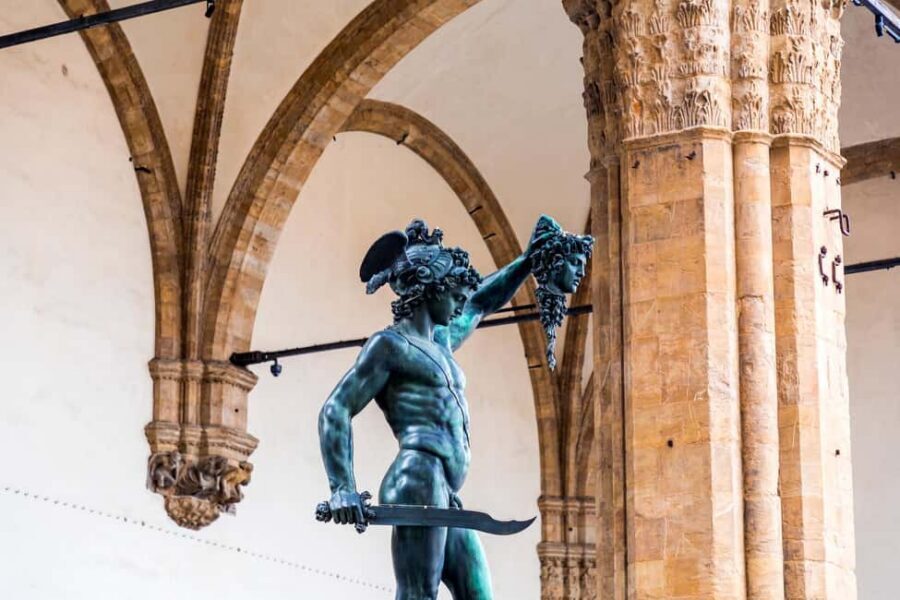 Florence: (French) Walking Tour with a licensed guide - Starting at Piazza della Repubblica: getting oriented before the sights