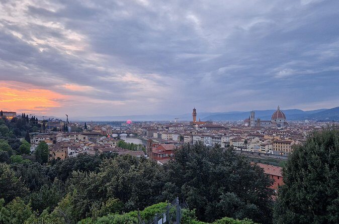 Florence Golden Hour Walking tour with Piazzale Michelangelo - Ponte Vecchio: your most photogenic crossing