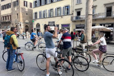 Florence: Guided Bike Tour to Discover the Secrets - The ride through Piazza della Repubblica: a natural “welcome page”