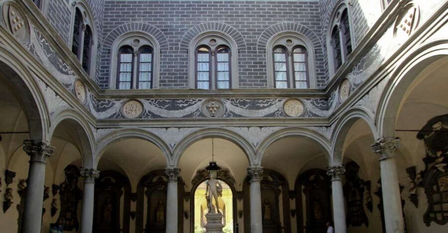 Florence: Guided Medici Tour - Start Strong: The Medici story told as you walk