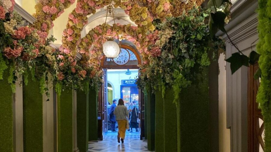 Florence historical centre and legends tour for small groups - Palazzo Antinori pass-by: a quick detour with purpose