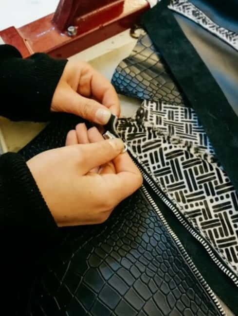 Florence: Leather Wallet-Making Workshop with Coffee - Choosing your wallet: leather, colors, accessories, and finishes