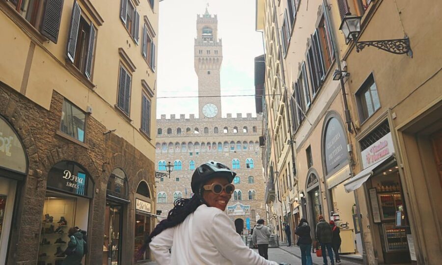 Florence Premium E-Bike Tour + Photo Shoot and Tastings - Pitti Palace: break time with strong Florence street energy