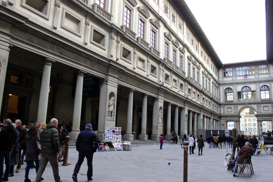 Florence: Skip-the-Line Uffizi Museum Tour Kids & Families - Meeting Behind Neptune: The Fast Start in Piazza Signoria