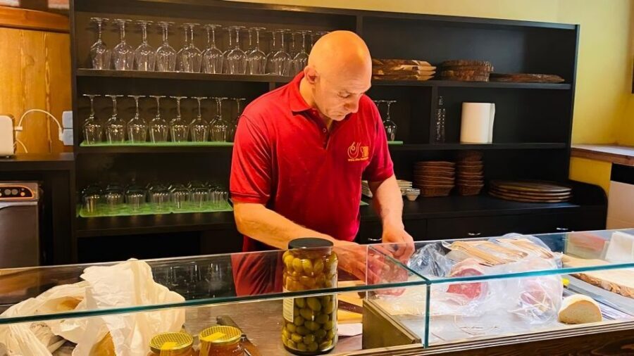 Florence: Taste of Tuscany Wine and Local Food Tour - Group size and the feel of the hour