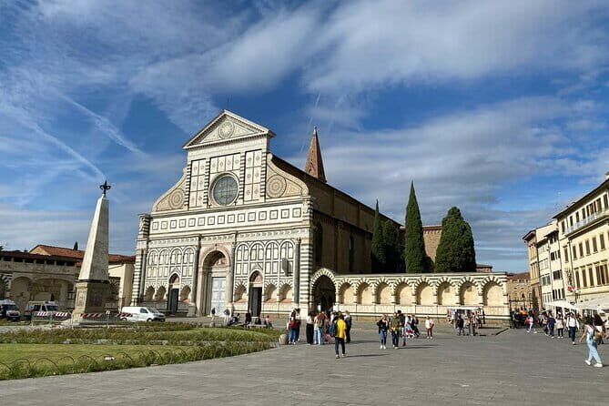 Florence tour of the historic center. Stories, legends and gossip - Piazza della Signoria and the Medici playbook: Cellini clues and power stories