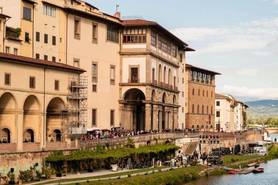 Florence: Uffizi Gallery Guided Tour - Entering the Uffizi with skip-the-line timing and a live guide
