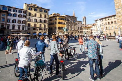 Florence Vintage Bike Tour–guided, small group or private option - Meeting up and gearing up with helmets and clear audio