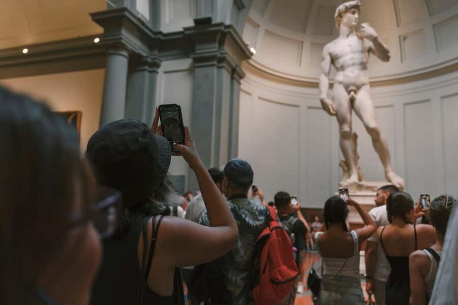 Florence: Walking Tour with David, Duomo & Uffizi Gallery - Piazza della Signoria to Ponte Vecchio: power shows in stone