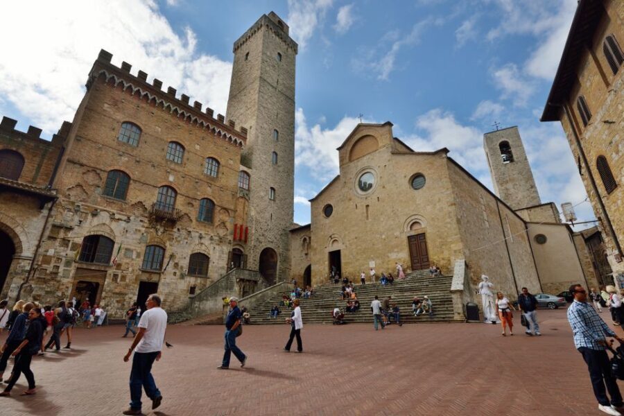From Florence: Private Siena, San Gimignano + wine tasting - Monteriggioni Between Walls: Lunch Break in a 1213 Town