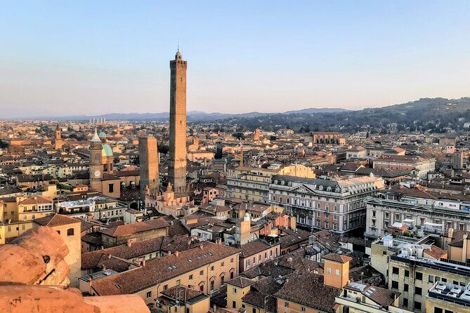 Gelato Crawl Tour Bologna: See Italy's Food Capital in a New Way - Starting at the Metropolitan Cathedral (and getting oriented fast)