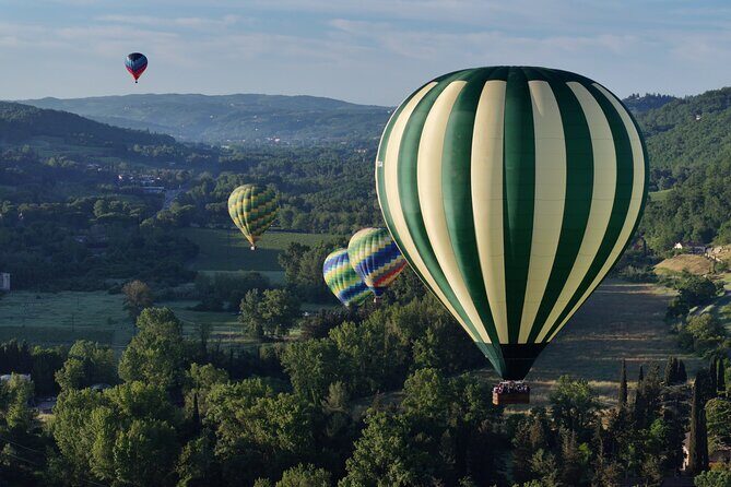 Hot air balloon over the hills of Pienza, Montalcino and Val D'Orcia - Why Pienza and Montalcino look different from above