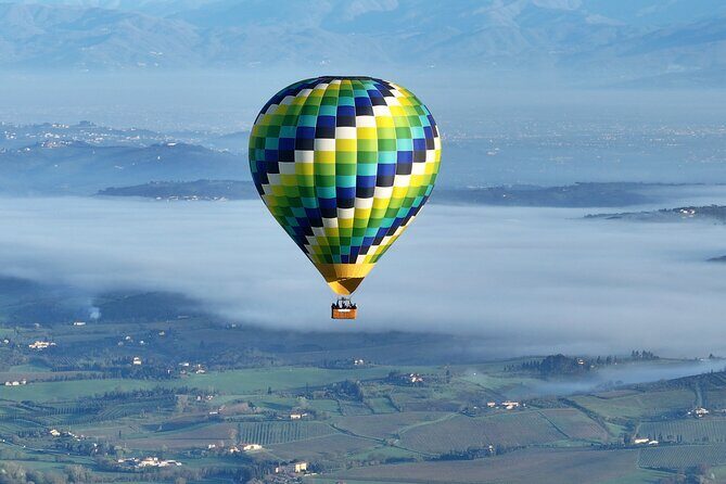 Hot air balloon over the hills of Pienza, Montalcino and Val D'Orcia - Getting ready: what happens before you lift off