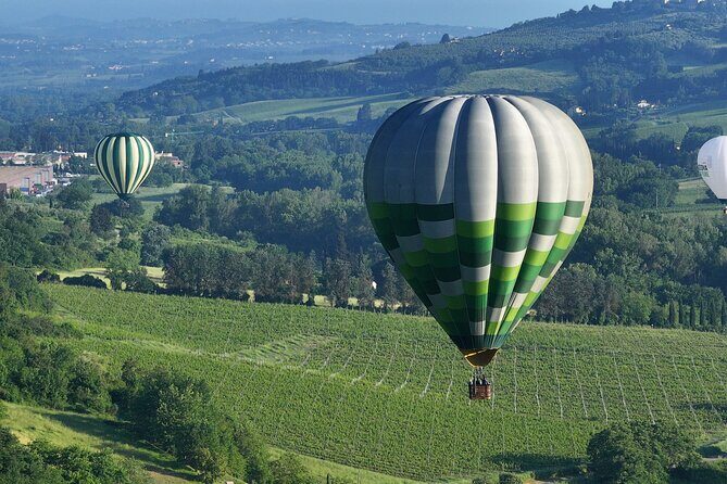 Hot air balloon over the hills of Pienza, Montalcino and Val D'Orcia - What the flight feels like when the wind sets the agenda
