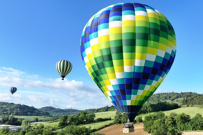 Hot air balloon over the hills of Pienza, Montalcino and Val D'Orcia - The scenery you can expect over Tuscany hills