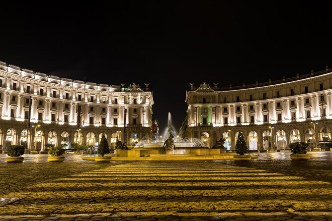 LGBTQ + friendly Renaissance Gay life in Florence tour - Stop 3: Piazza Santa Trinita, the Spini palace, and social status