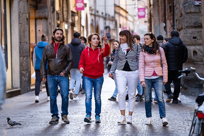 Lucca Aperitivo evening walk with food and wine for Small Groups - Piazza Anfiteatro and Torre Guinigi: two landmarks that define Lucca