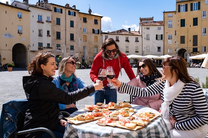 Lucca Aperitivo evening walk with food and wine for Small Groups - Pace, group size, and walking comfort