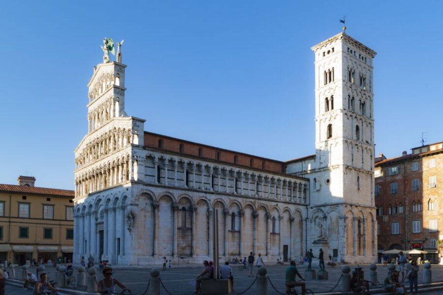 Lucca: City Highlights Walking Tour - Via Fillungo: shopping street time that still feels like sightseeing