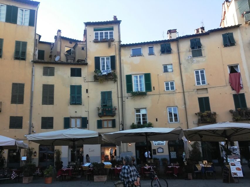 Lucca: City Highlights Walking Tour - Piazza Anfiteatro’s oval shape: Roman roots in plain sight