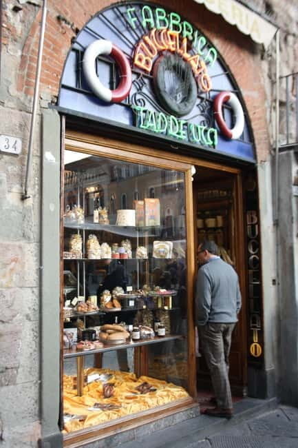 Lucca: join a 'must see' walking tour! (English) - Via Fillungo: Lucca’s main street as a story
