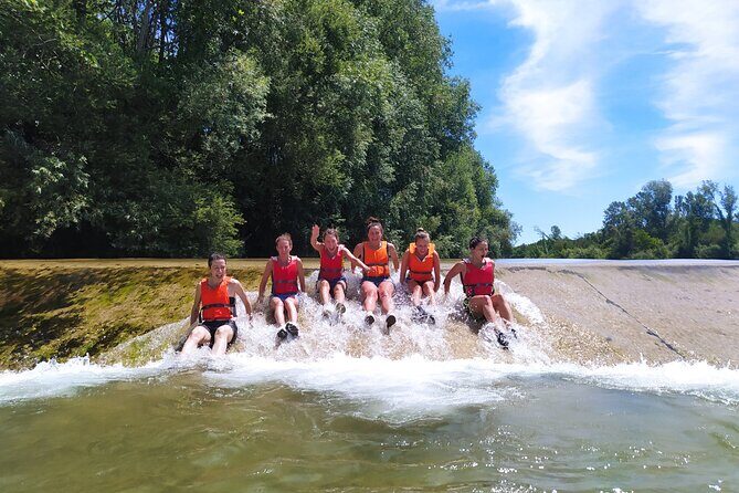 Lucca: kayak tour with aperitif - Mid-ride aperitivo: the snack-and-prosecco moment