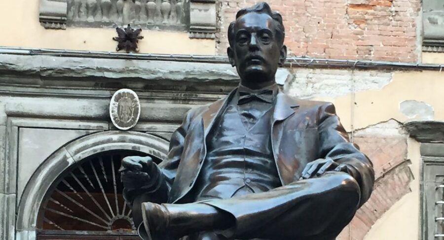Lucca: Musical Walking Tour with Puccini Museum Visit - Starting at Teatro del Giglio: the route begins with real stage energy