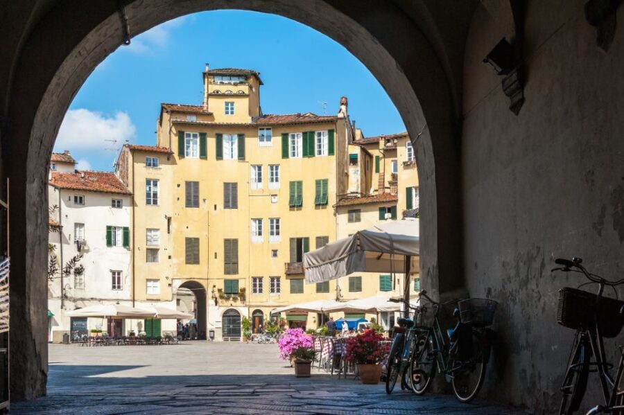 Lucca: Private Guided Walking Tour - Starting at Piazzale Ricasoli by the Fountain