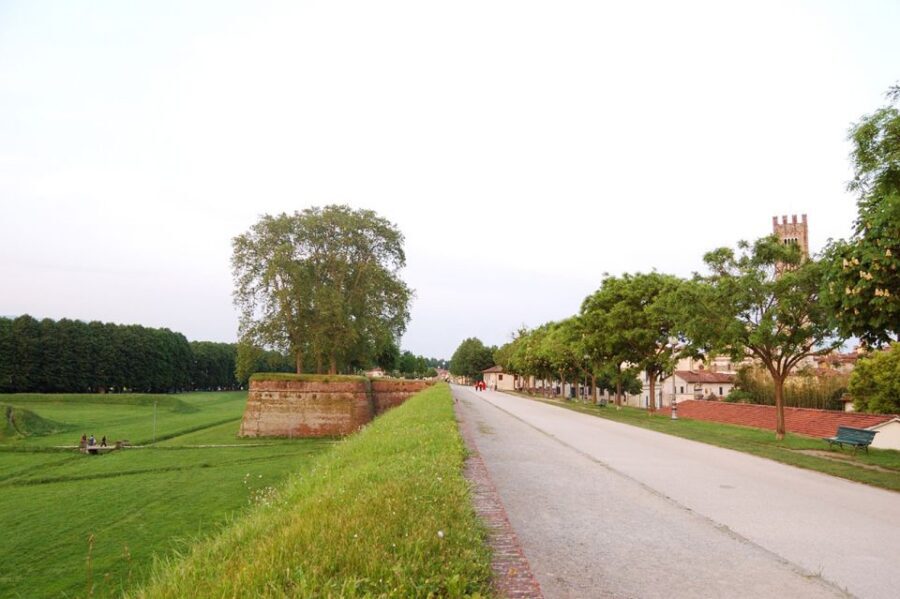 Lucca: Self-Guided Bike Tour to Villa Reale - Getting your bike at the Tourist Center Lucca Bike Rental