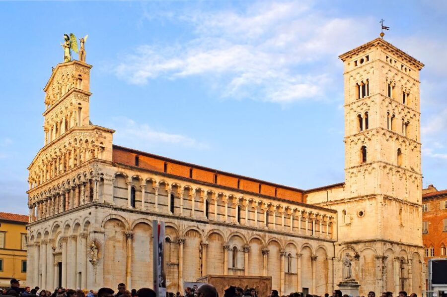 Lucca Sightseeing Tour by E-bike or City bike - Amphiteatre Square (Piazza Anfiteatro): elliptical and built on ruins
