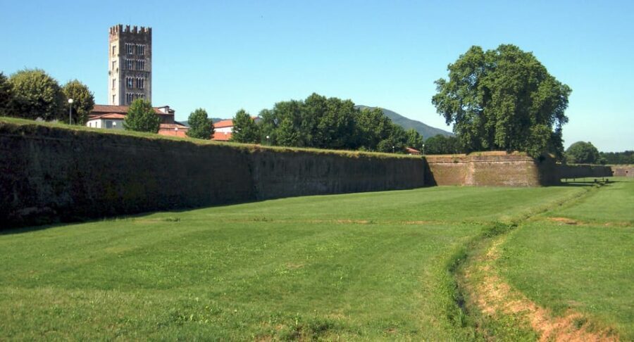 Lucca Tour & Pisa Tower + Wine Tasting by van from Livorno - Leaving Livorno Behind: A Smooth Start for a Packed Day