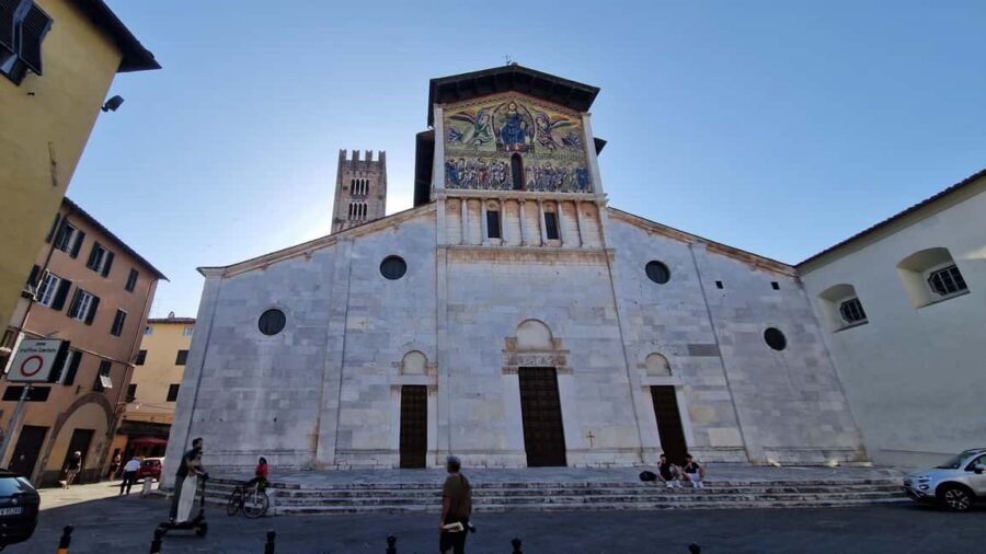 Lucca: walking tour. City center, San Martino, San Frediano - San Michele in Foro: mythological bas-reliefs and a quick reality check on church visits