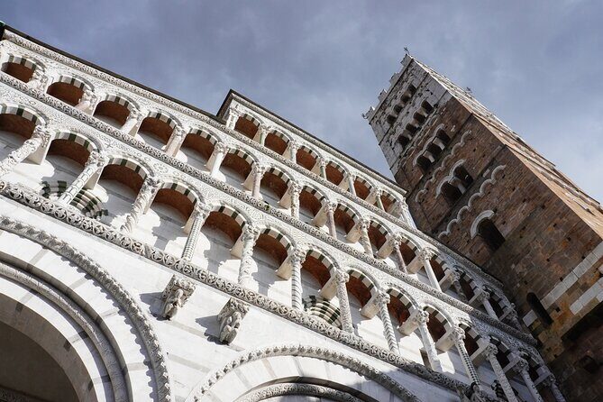 Lucca: Walking tour to discover the city of 100 churches - Piazza Napoleone and the road to the Cathedral of San Martino