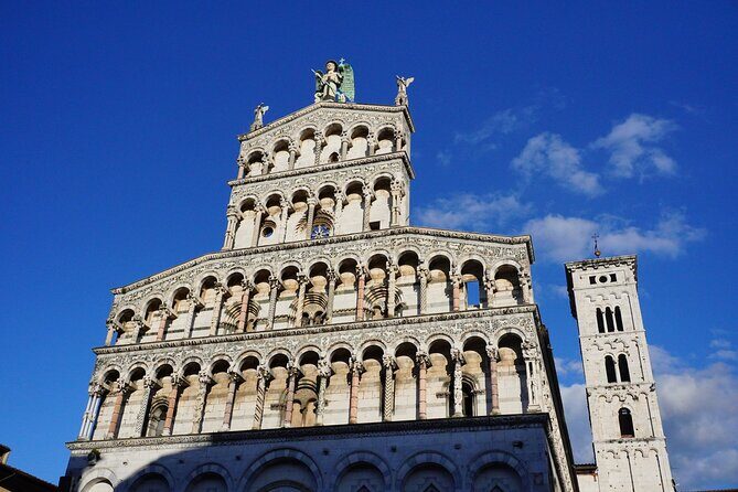 Lucca: Walking tour to discover the city of 100 churches - Basilica di San Frediano inside: Holy Face frescoes and Santa Zita