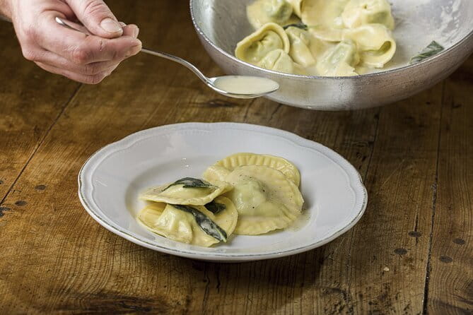 MaMa Florence Guided Market Tour and 4 Course-Pasta Cooking Class - Inside the cooking class: pasta-making with English-speaking chefs
