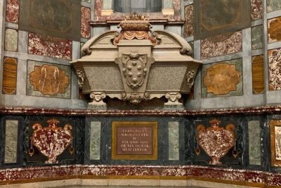 Medici Chapels Private Tour - Start at Giovanni dalle Bande Nere: setting the stage in San Lorenzo square