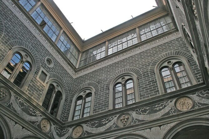 Medici Tour in Florence - Michelangelo’s 1517 changes: kneeling windows and the story behind stone