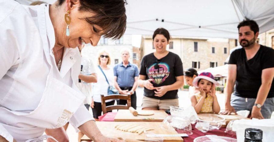 Montepulciano: Italian Cooking Class at a Tuscan Farm - Welcome drink, then bruschetta and croutons first