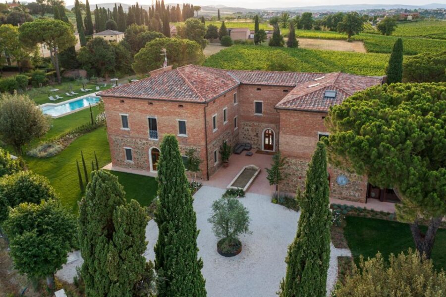 Montepulciano: Wine Tasting in the Tuscan countryside - Inside the centuries-old cellar: why the tour matters