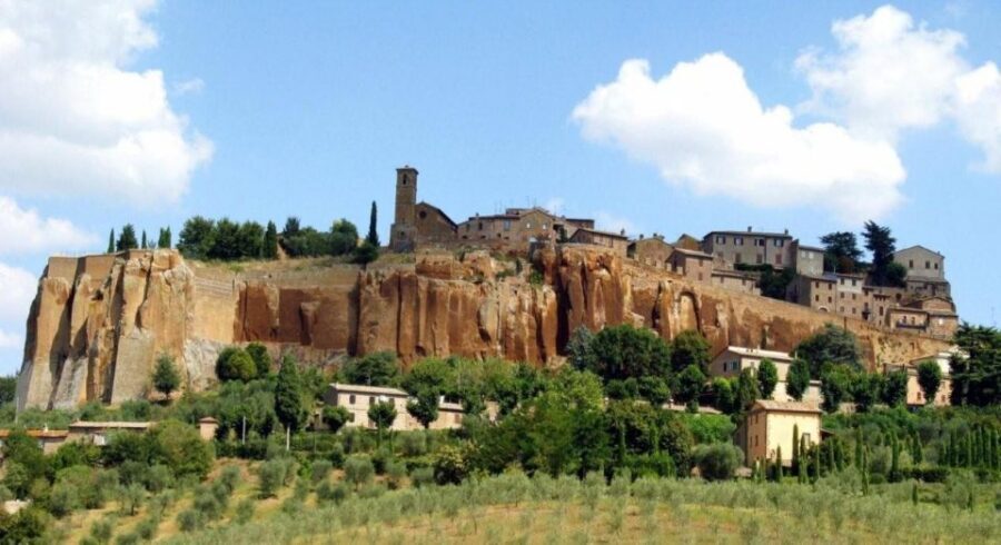 Orvieto: Private tour of the city and cathedral of Orvieto - Orvieto’s tufa cliff setting: where the story starts