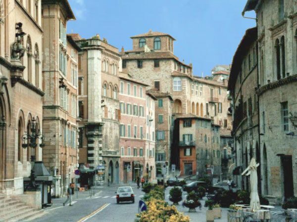 Perugia: Private City Tour with Rocca Paolina and Cathedral - Getting oriented fast at Piazza Italia