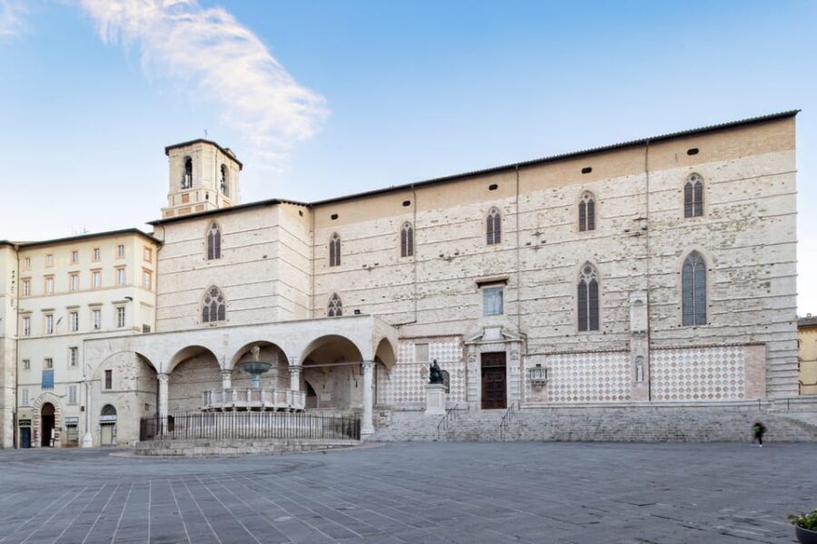 Perugia: San Lorenzo Cathedral Audioguide Tour - Finding the ticket office in the cloister (Piazza IV Novembre)