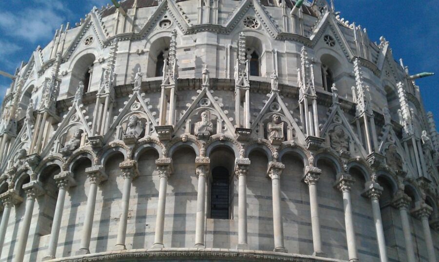 Pisa: 1.5-Hour Small Group Leaning Tower Tour with Tickets - The guided walk: one hour that turns monuments into a story