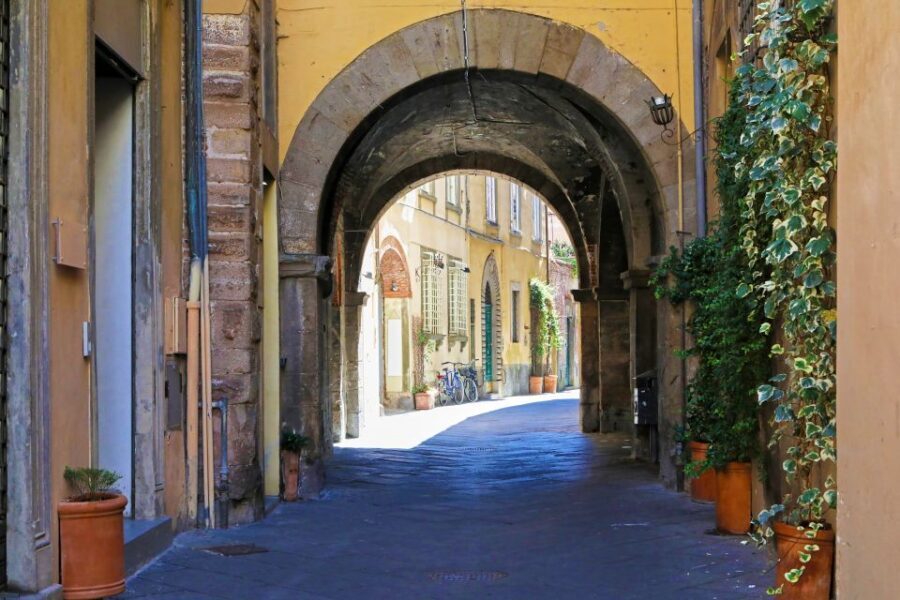 Pisa and Lucca: Private Full-Day Tour by Deluxe Van - Lucca’s city walls and medieval streets: why this stop feels special