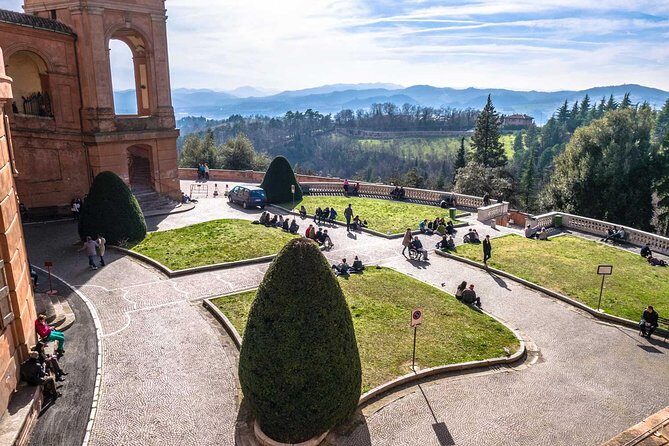 Porticoes of Bologna and Basilica San Luca Guided tour - Why Bologna’s porticoes feel different with a guide