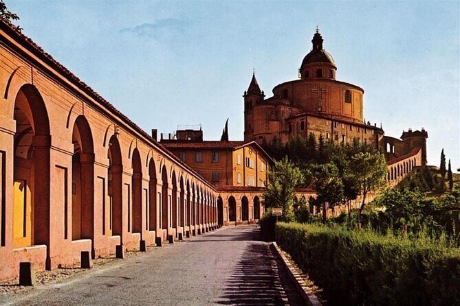Porticoes of Bologna and Basilica San Luca Guided tour - The meeting point: start at Piazza del Nettuno, then go uphill smoothly